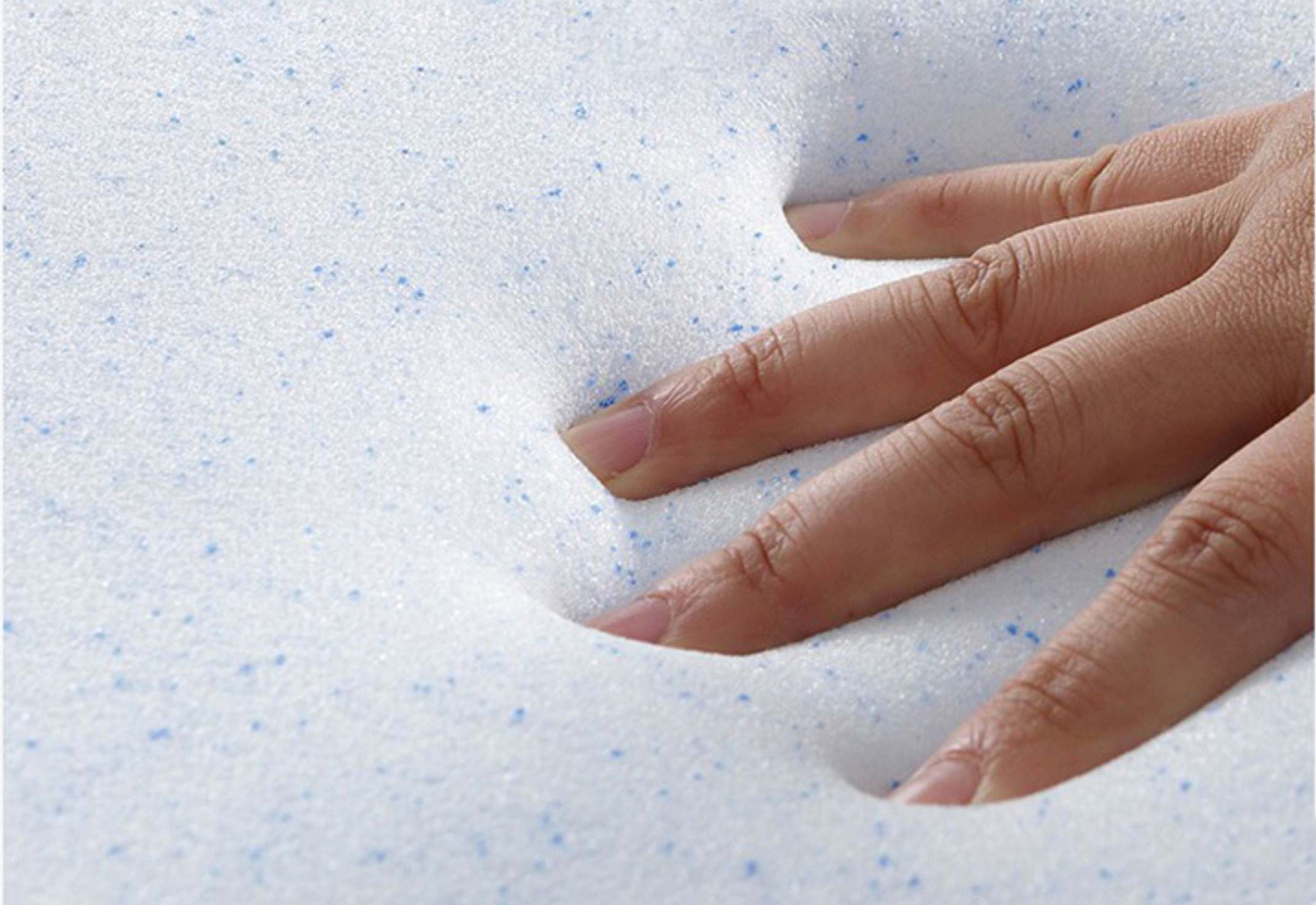 Gel memory foam comfort layer used in a pocket spring mattress